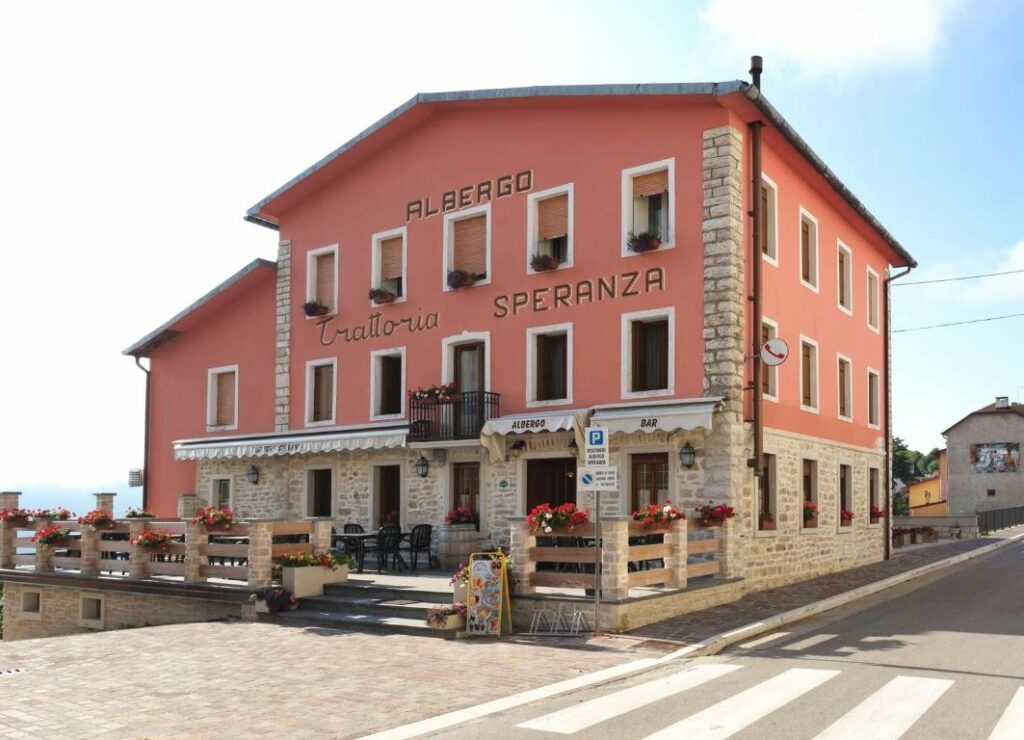 La Locanda Stella Alpina si trova a pochi passi dal centro di Treschè Conca, circondata dal verde della natura dell'Altopiano dei Sette Comuni.