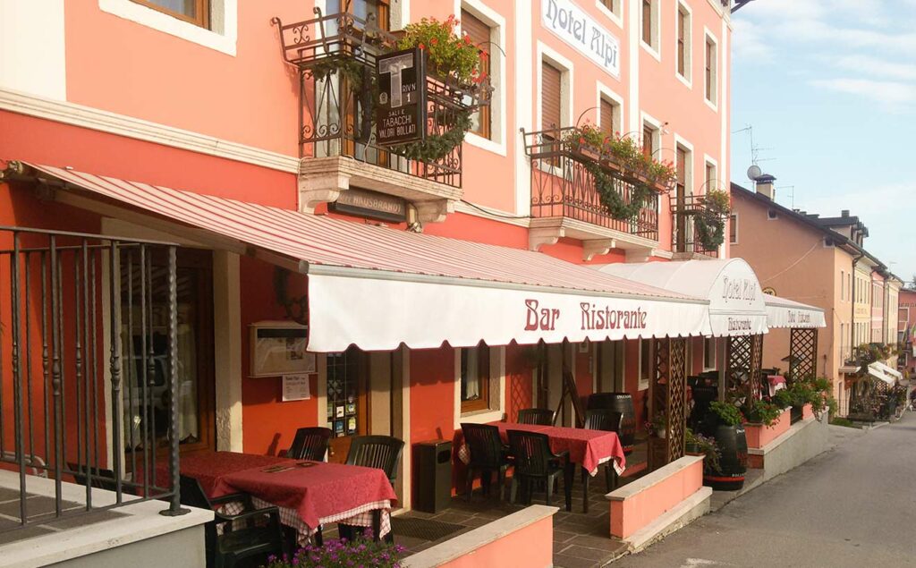 La Locanda Stella Alpina si trova a pochi passi dal centro di Treschè Conca, circondata dal verde della natura dell'Altopiano dei Sette Comuni.