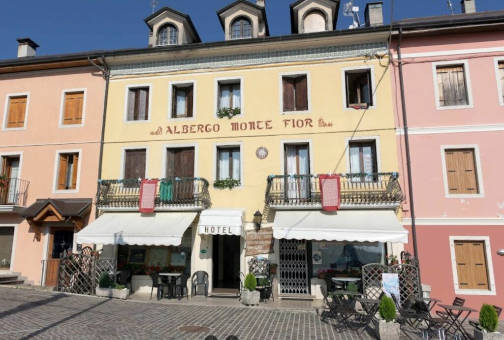 La Locanda Stella Alpina si trova a pochi passi dal centro di Treschè Conca, circondata dal verde della natura dell'Altopiano dei Sette Comuni.